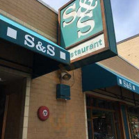 S&s outside