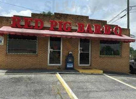 Red Pig B-q outside