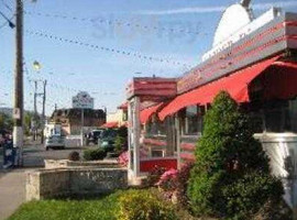 Willie Jewellaetms Old School -b-q Largo outside