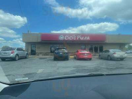 Cicis outside