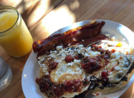 Cb's Bistro food