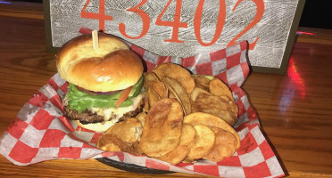 Beckett's Burger Rel Room food