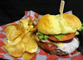 Beckett's Burger Rel Room food