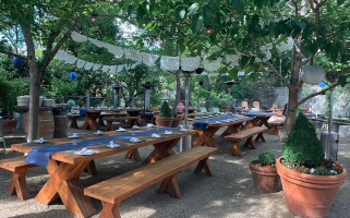 Calistoga Inn Brewery outside
