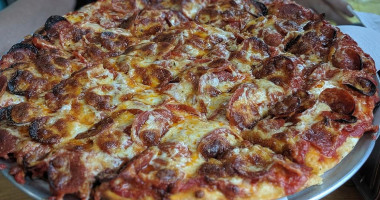 Four Points Pizza Grill food