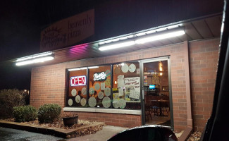 Saint Giuseppes Pizza outside