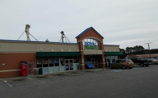 Royal Farms outside