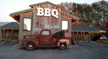 The Smokin' Pig outside