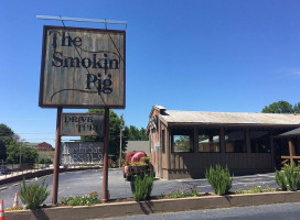 The Smokin' Pig outside