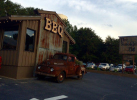 The Smokin' Pig outside