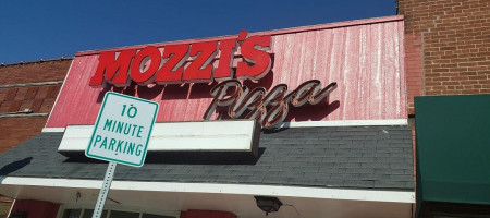 Mozzi's Pizza outside