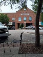 Nil's Mediterranean Cuisine outside