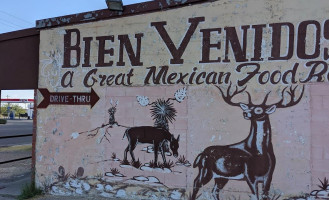 Bienvenidos outside