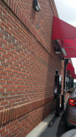 Milo's Hamburgers outside