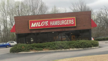 Milo's Hamburgers outside