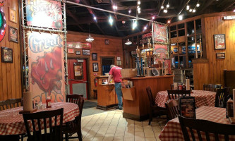 Famous Dave's inside