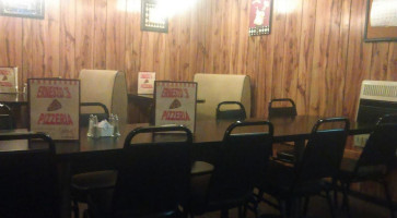 Ernestos Pizzeria inside