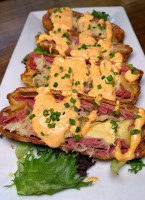 Manoa Tavern food