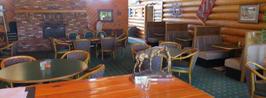 Pine Meadows Golf, Grill inside