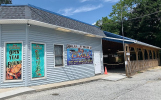 Capt. Bob's Steamed Crabs outside
