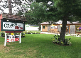 Ciceros Pizza Parlor outside