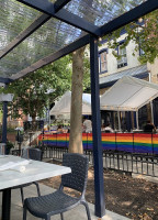 Hank's Oyster Bar outside