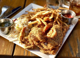 Hank's Oyster Bar food