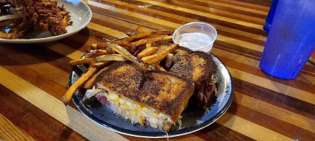 571 Grill Draft House food
