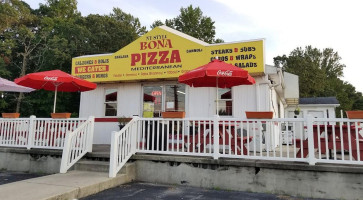 Bona Pizza outside