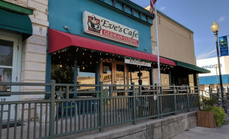 Eve's Cafe outside