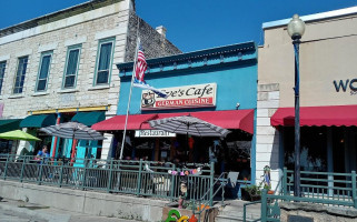 Eve's Cafe outside