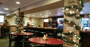 Divot’s And Grill inside