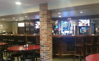 Divot’s And Grill inside