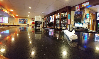 Divot’s And Grill inside