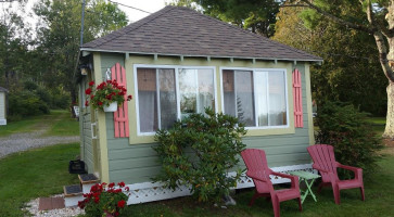 Bay Leaf Cottages Bistro outside