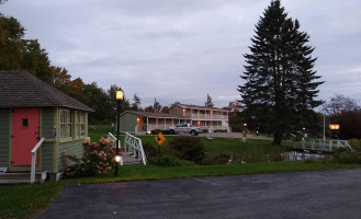 Bay Leaf Cottages Bistro outside