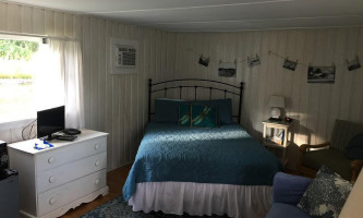 Bay Leaf Cottages Bistro inside