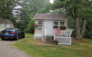 Bay Leaf Cottages Bistro outside