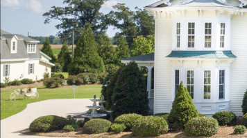 Yankee Hall Plantation outside