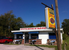 Stutts House of Barbecue outside