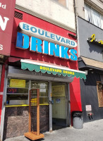 Boulevard Drinks outside