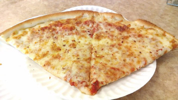 Zeeno's Pizza food