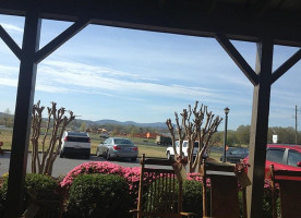 Cracker Barrel Old Country Store outside