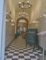 Bru Burger Lafayette inside