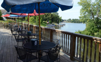Lee'z Place And Grill outside