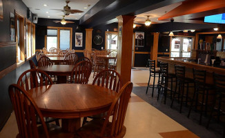 Lee'z Place And Grill inside
