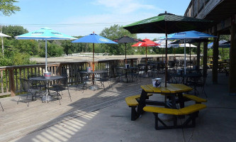 Lee'z Place And Grill outside