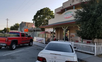 Mission Pizza outside