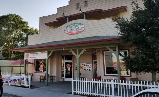 Mission Pizza outside