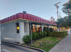Simple Simon's Pizza outside